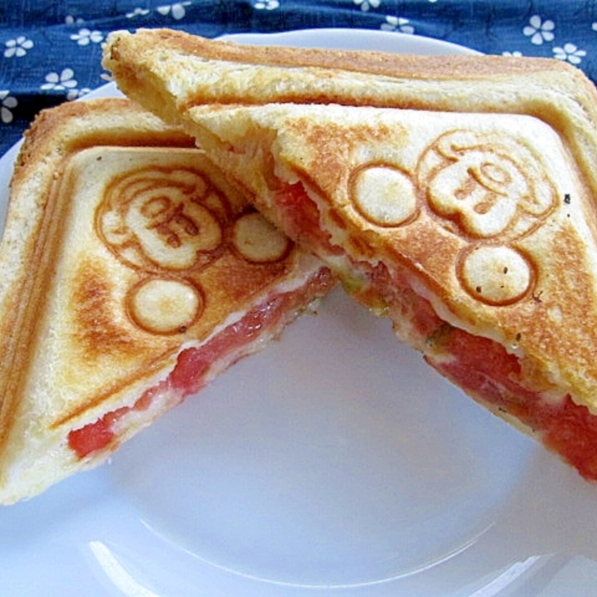 トマトとチーズのバジル風味ホットサンド レシピ 作り方 By けいちゃん088 楽天レシピ トマトとチーズのバジル風味ホットサンド レシピ 作り方 By けいちゃん088 楽天レシピ